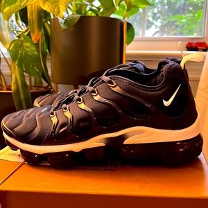 NIKE AIR VAPORMAX PLUS